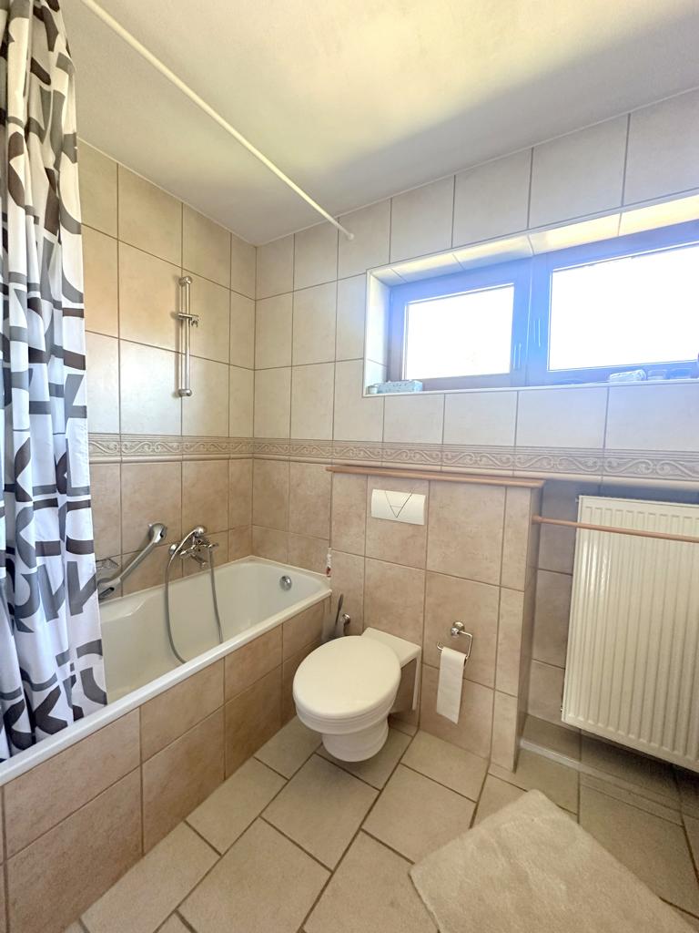 Bad mit Badewanne und Fenster Reihenendhaus Wegberg