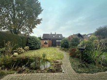 Blick durch den Garten auf die Garage und Gartenhaus *R E S E R V I E R T ! ! 1 FH-mit Garten, EB-K�che, Carport, Doppelgarage u.v.m. in MG-Hockstein!*