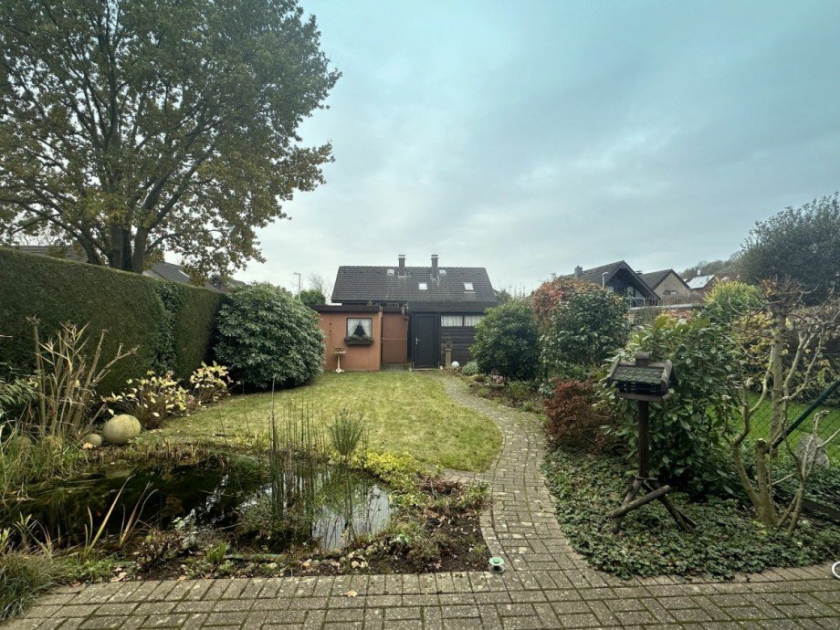 Blick durch den Garten auf die Garage und Gartenhaus Reihenendhaus M�nchengladbach