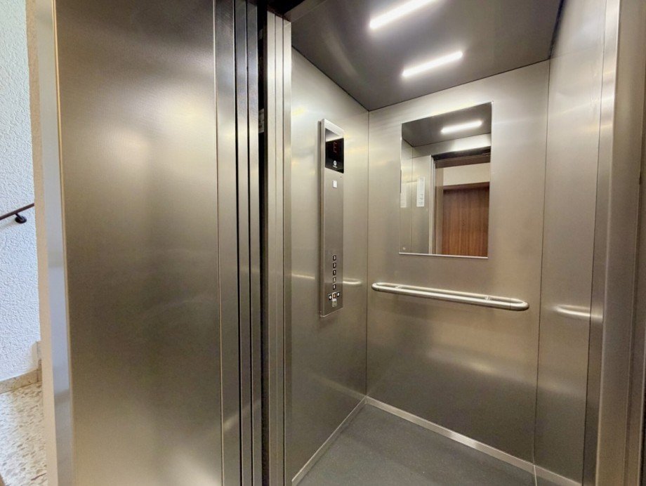 Nagelneuer Aufzug Etagenwohnung M�nchengladbach