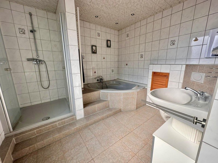 Badezimmer 1. OG Mehrfamilienhaus M�nchengladbach