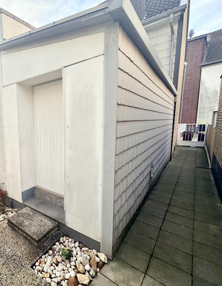 Seitlicher Zugang zum Innenhof Einfamilienhaus M�nchengladbach