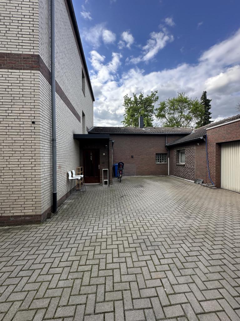 Innenhof mit Anbau und 2 Garagen Mehrfamilienhaus Viersen