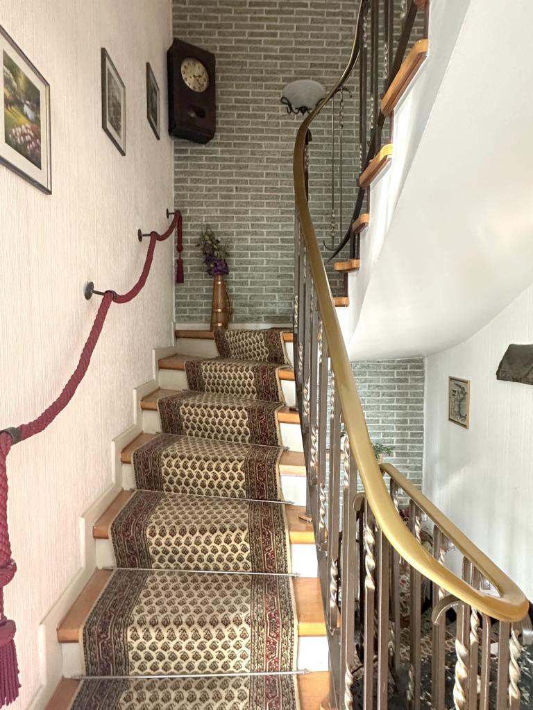 K1024_Geschlossene Treppe mit Holzstufen Doppelhaush�lfte M�nchengladbach