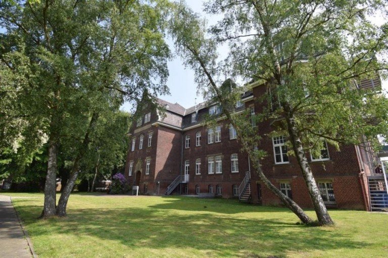 Seitenansicht M�nchengladbach Dachgeschosswohnung *Selber einziehen oder vermieten-helle Wohnung mit Aufzug im historischen Gem�uer in Rheindahlen*