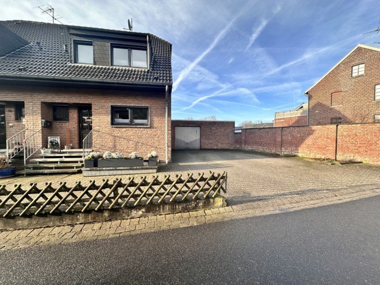 Hausfront mit Stellp�tzen Schwalmtal Doppelhaush�lfte RESERVIERT***Entspannt leben in L�ttelforst-Sch�ne DHH mit kleinem Garten und gro�er Garage***