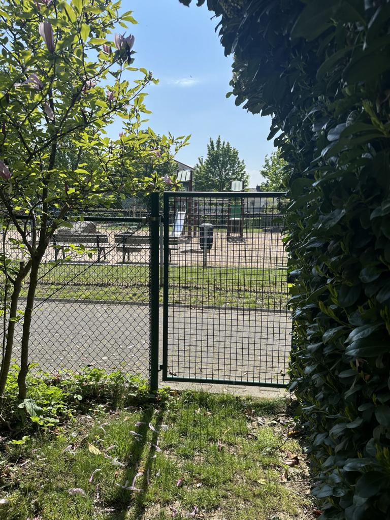 K1024_R�ckw�rtiger Ausgang zum Spielplatz Reiheneckhaus M�nchengladbach / Wickrath
