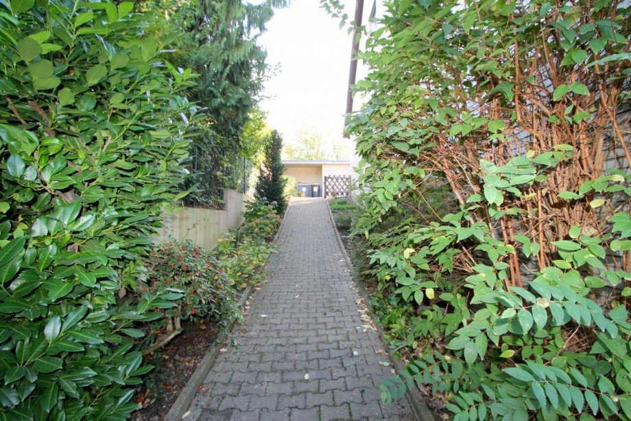 seitlicher Zugang zum Gartenbereich Erdgeschosswohnung M�nchengladbach