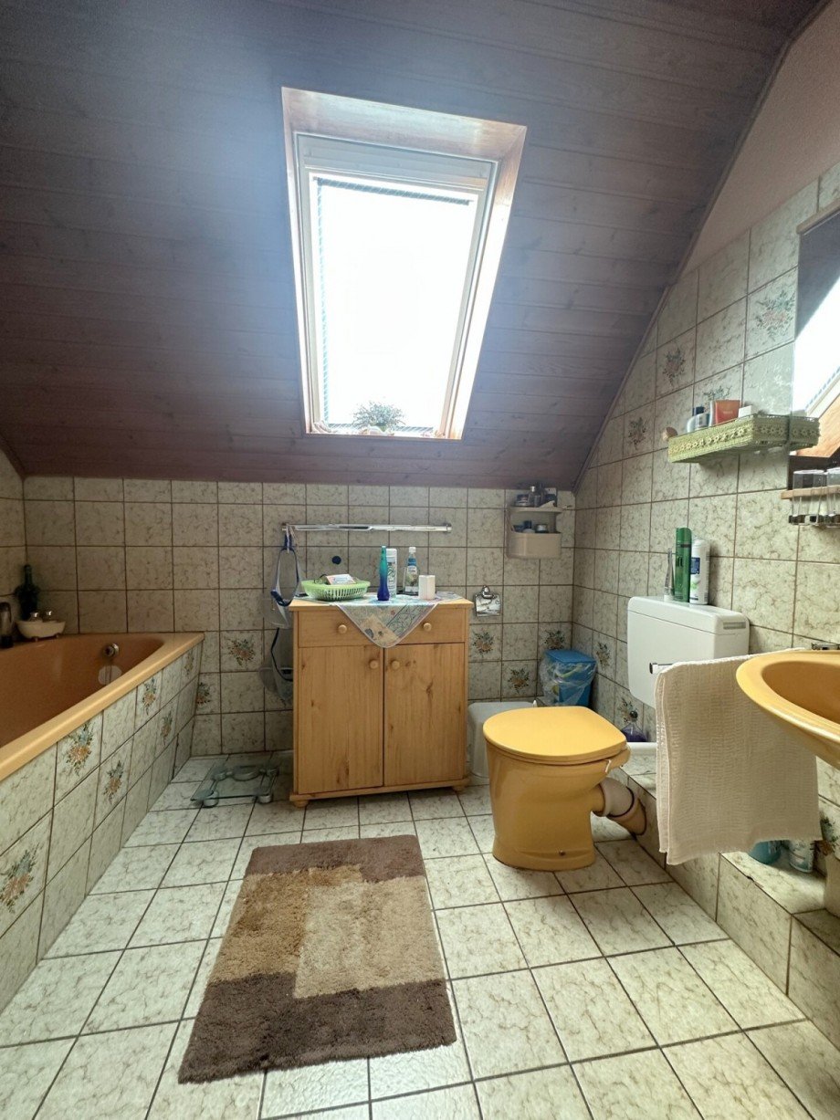 Bad mit Badewanne und Fenster Einfamilienhaus M�nchengladbach