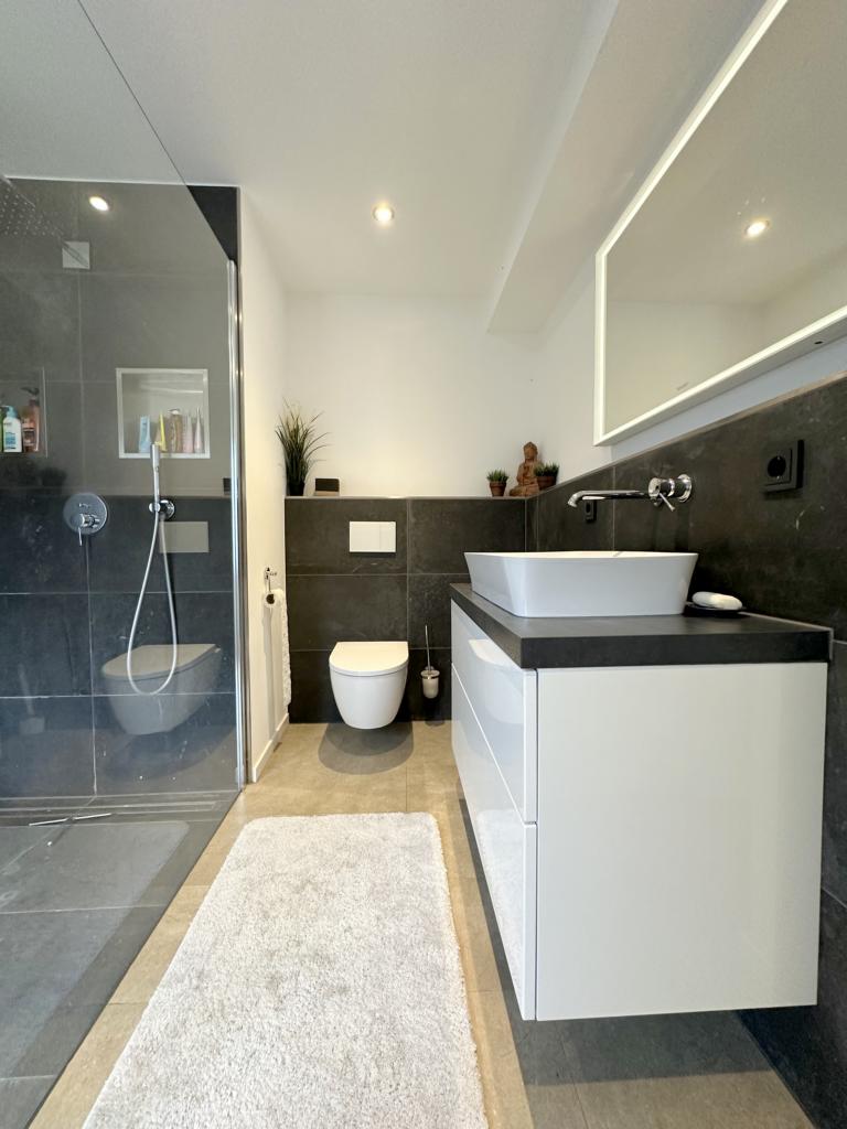 Modernes Duschbad im EG Einfamilienhaus M�nchengladbach