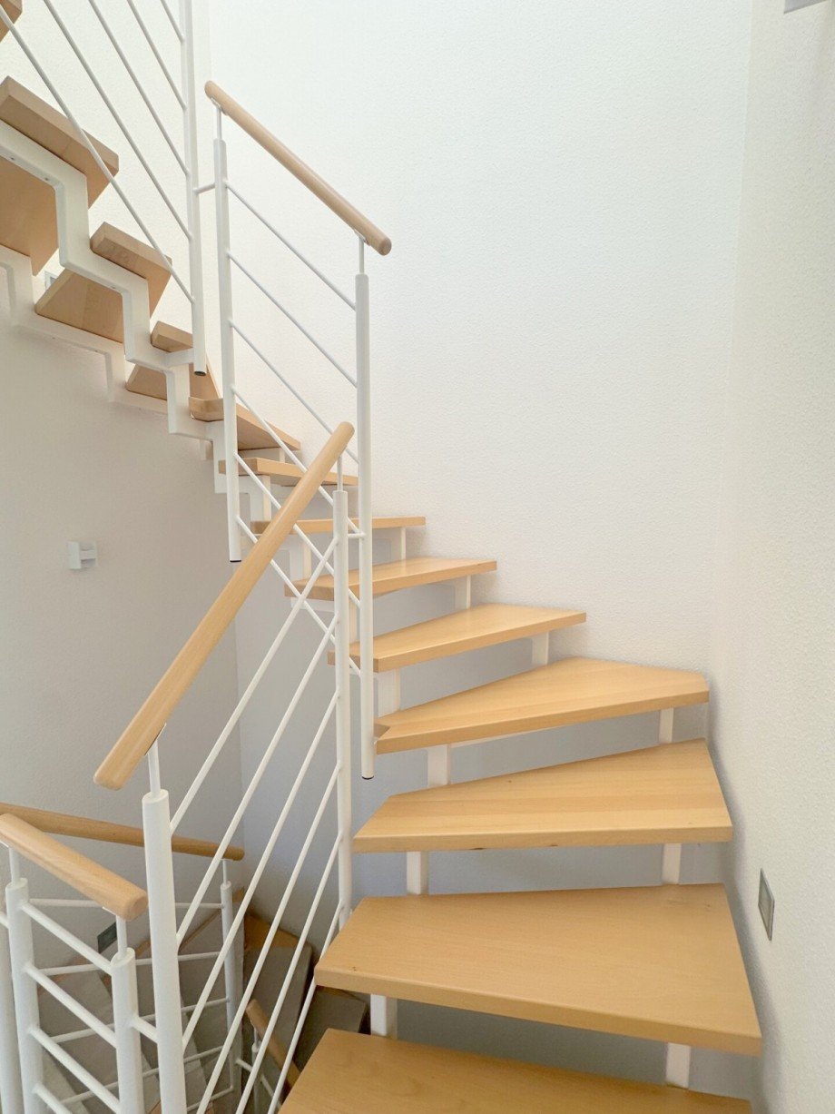 Offene Treppe mit Echtholzstufen Doppelhaush�lfte M�nchengladbach