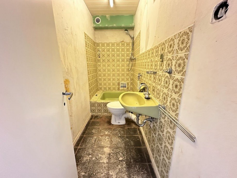 30. Bad 1. OG links Mehrfamilienhaus M�nchengladbach