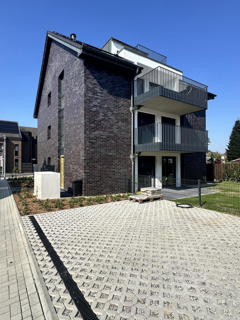 R�ckansicht mit Stellplatz Maisonettewohnung M�nchengladbach