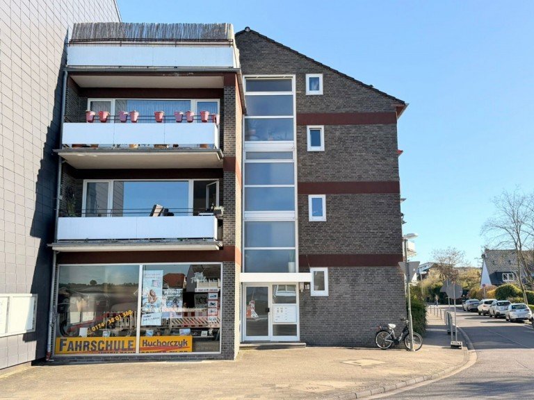 Hausfront Neuss Etagenwohnung ** Stilvolle 2-Zimmerwohnung in Allerheiligen mit TG-Stellplatz, XL Balkon und vielen Extras**