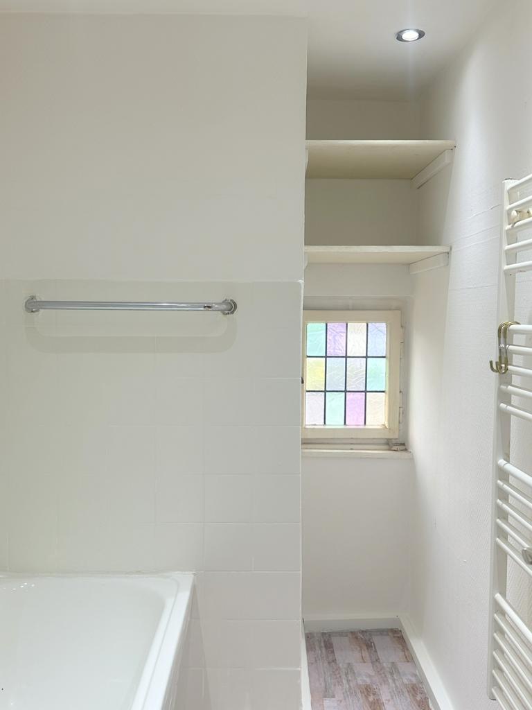 Bad mit Fenster und Handtuchheizung OG Mehrfamilienhaus M�nchengladbach