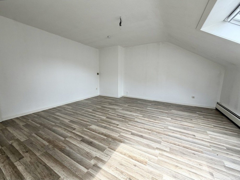 Wohn-/ Schlafzimmer DG Mehrfamilienhaus M�nchengladbach