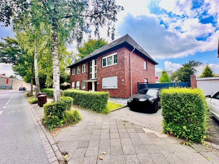 seitl. Hausfront M�nchengladbach Mehrfamilienhaus RESERVIERT*SELBER im renovierten EG 110 m� mit Garten wohnen und 3 renovierte Wohnungen vermieten*