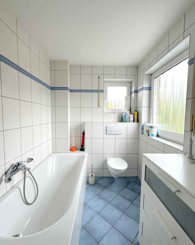 Bad mit 2 Fenstern, Wanne und... Reiheneckhaus M�nchengladbach / Wickrath