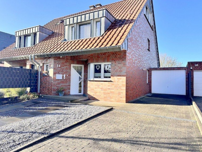 Hausfront.. M�nchengladbach Doppelhaush�lfte ***RESERVIERT*** ***Neuwertige Doppelhaush�lfte mit Garage und ruhigem Sonnengrundst�ck in MG-Dorthausen***