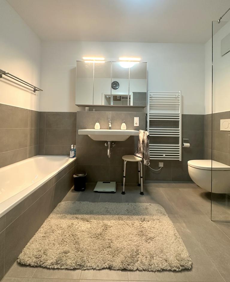 Modernes Bad mit Wanne und Dusche Reihenmittelhaus M�nchengladbach