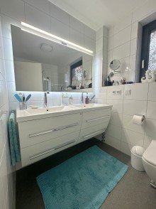 Bad mit modernem Doppelwaschtisch, Infrarotspiegelheizung... *R E S E R V I E R T ! ! 1 FH-mit Garten, EB-K�che, Carport, Doppelgarage u.v.m. in MG-Hockstein!*