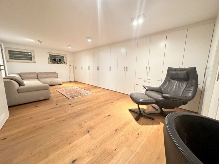 Wohnraum Keller mit Einbauschrank Villa M�nchengladbach
