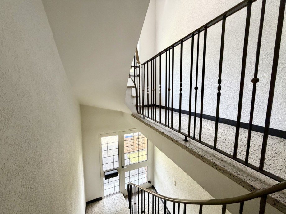 Gepflegtes Treppenhaus Mehrfamilienhaus M�nchengladbach