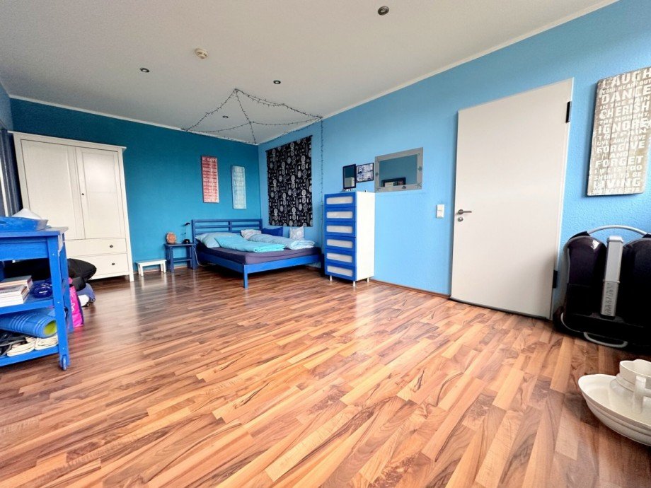 ger�umiges Schlafzimmer Dachgeschosswohnung M�nchengladbach