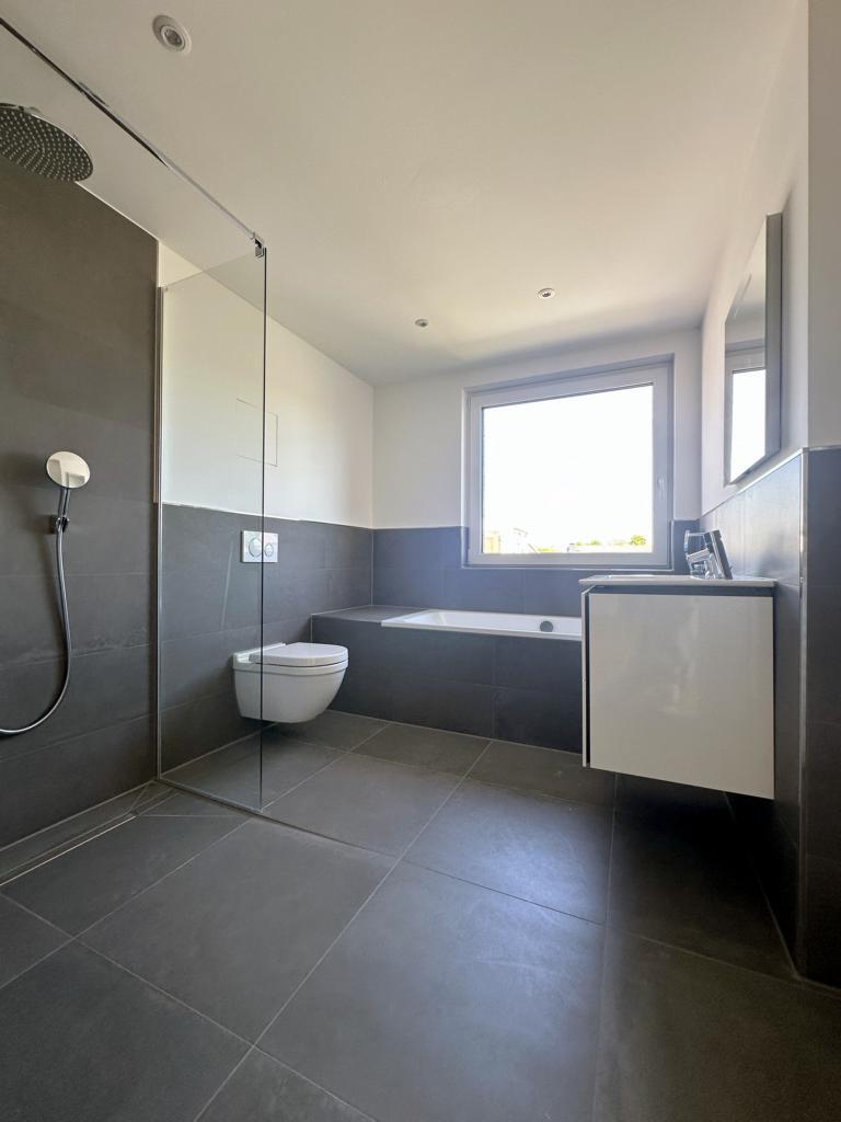 Modernes Bad mit Badewanne und- Maisonettewohnung M�nchengladbach