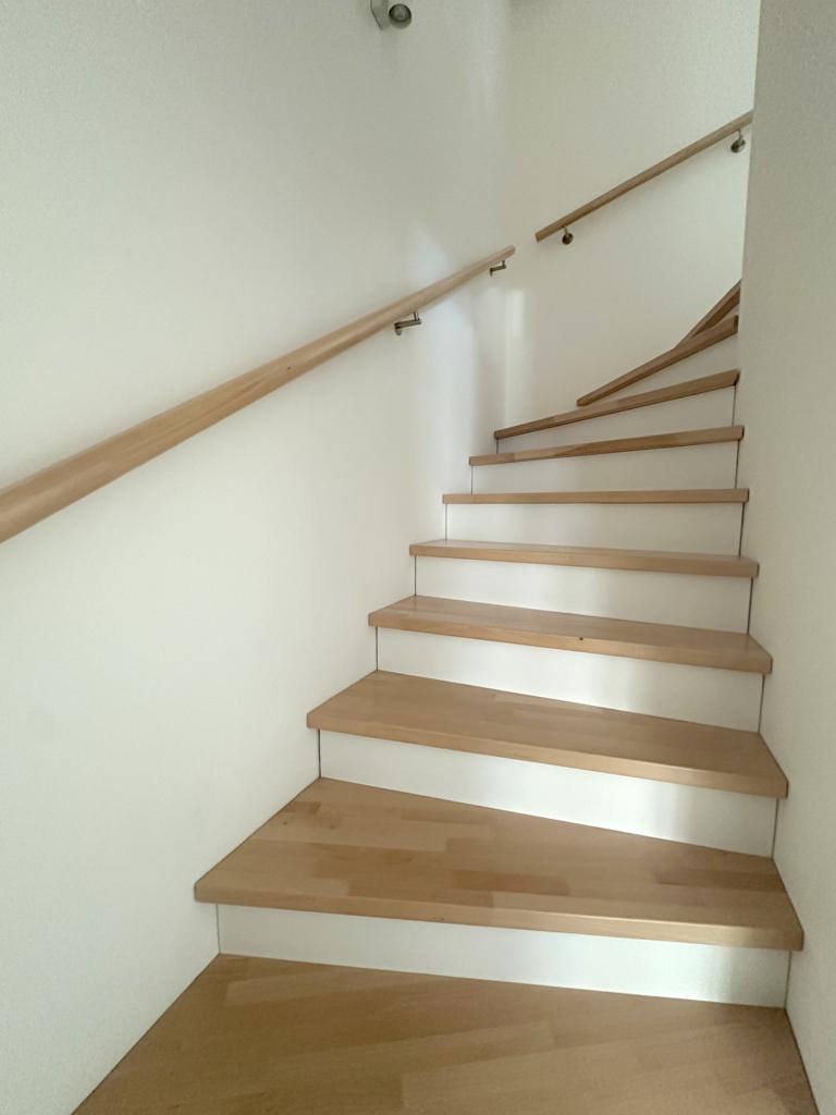 Geschlossene Treppe mit Holzstufen Reihenmittelhaus M�nchengladbach