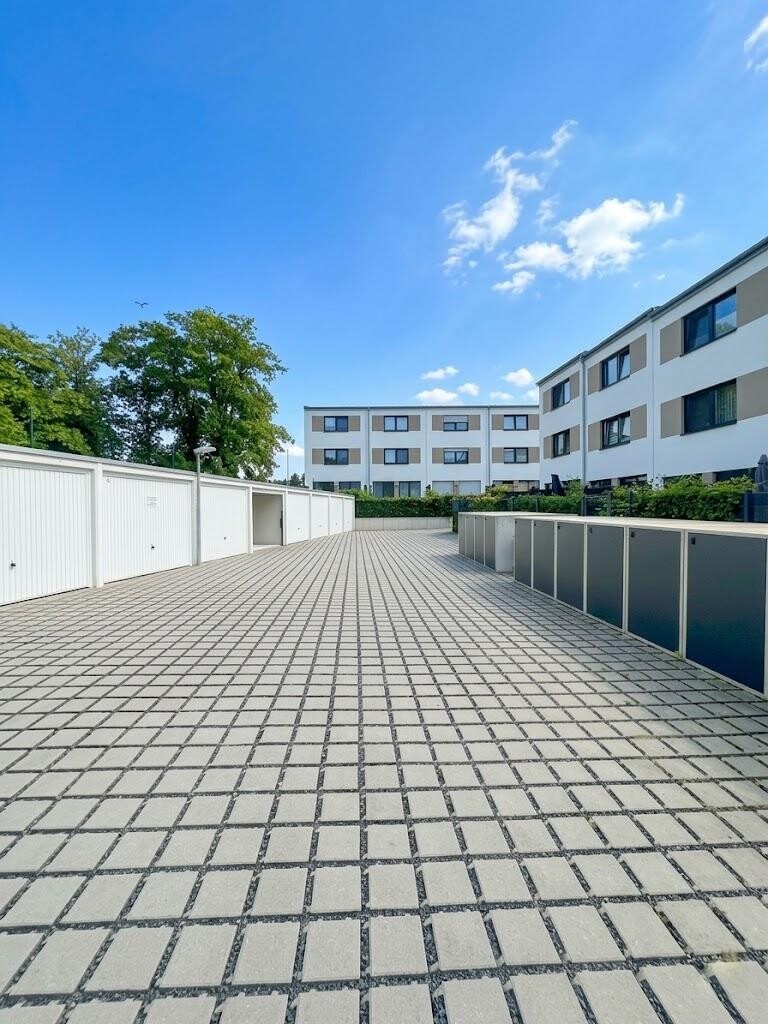 Garagenhof mit Fahrradboxen Reihenmittelhaus M�nchengladbach