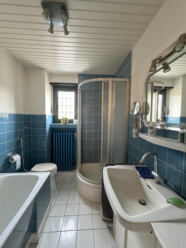 K1024_Bad mit Dusche und Badewanne Doppelhaush�lfte M�nchengladbach