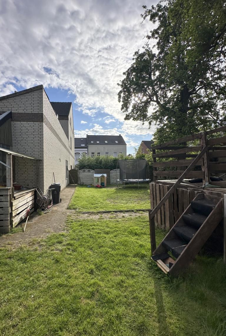 Blick durch den Garten Mehrfamilienhaus Viersen