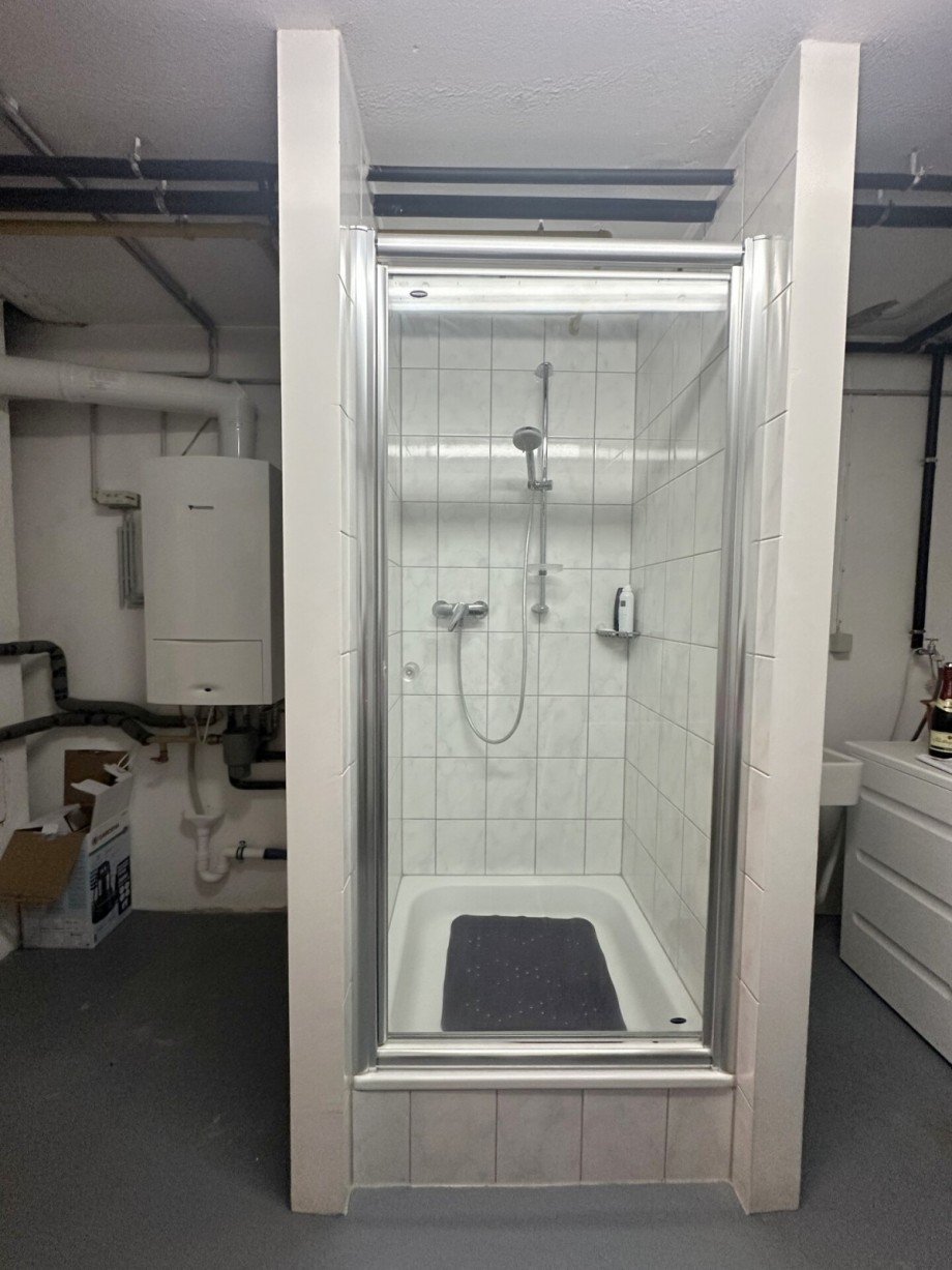 Zus�tzliche Dusche im Keller Einfamilienhaus M�nchengladbach