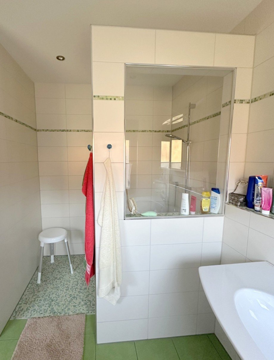 ...und bodentiefer Dusche Bungalow Wegberg