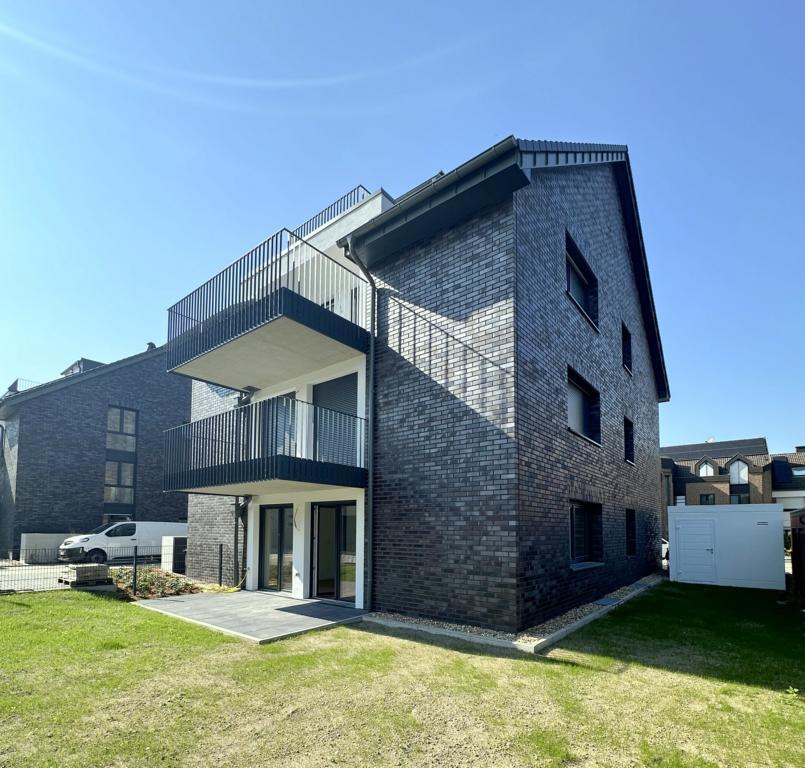 R�ck- und Seitenansicht Maisonettewohnung M�nchengladbach