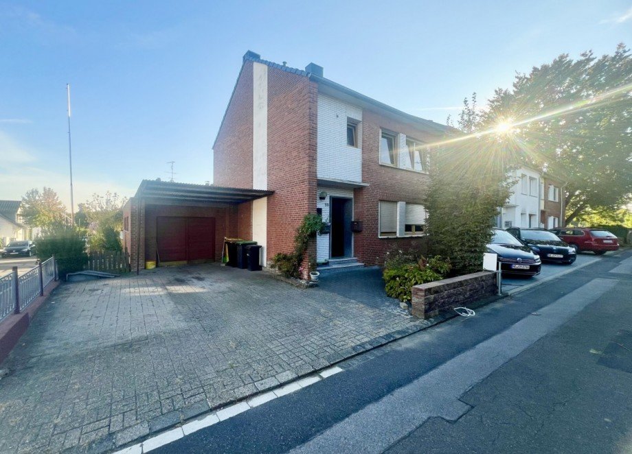 Vorderansicht Reihenendhaus J�chen