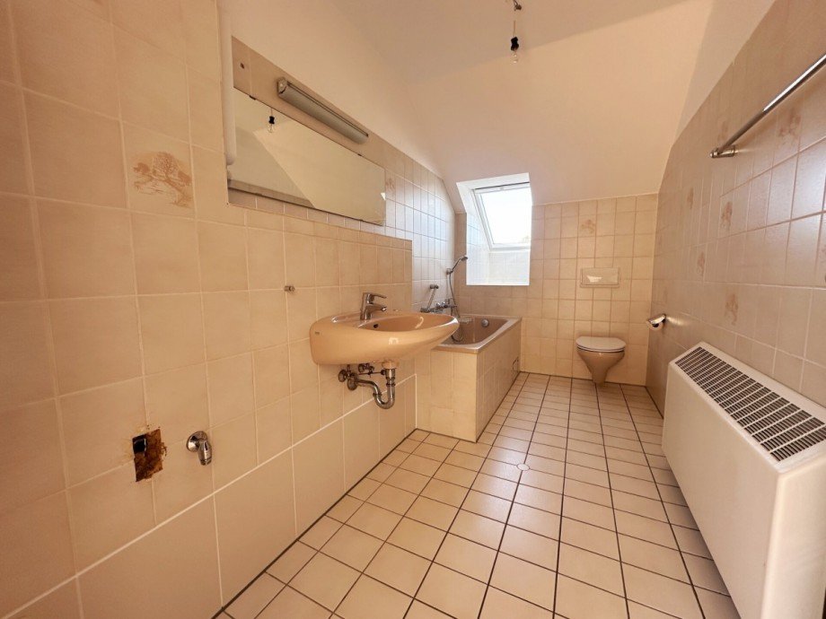 Bad mit Wanne Dachgeschosswohnung M�nchengladbach