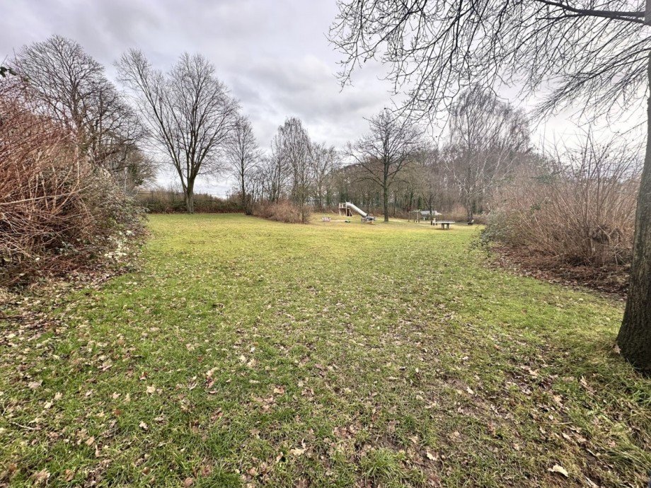 Spielpatz vor der T�re Doppelhaush�lfte Schwalmtal
