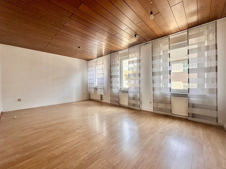 Wohnzimmer 1. OG Mehrfamilienhaus M�nchengladbach