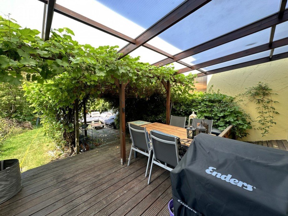 Aussicht von Terrasse auf Pergola u. Garten Reihenmittelhaus M�nchengladbach