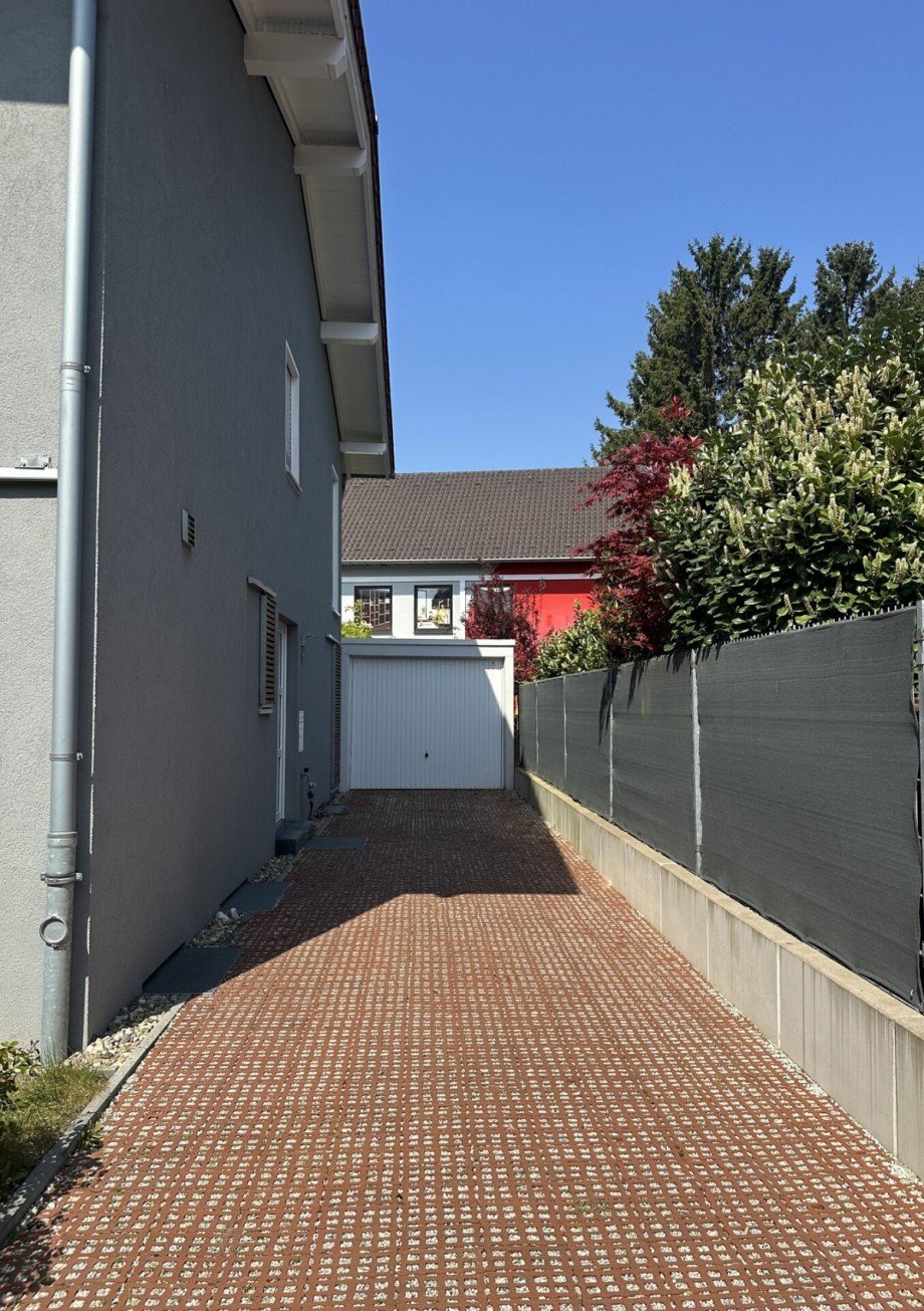 Zufahrt Garage und Stellplatz Doppelhaush�lfte M�nchengladbach