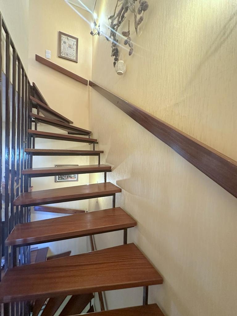 Offene Stahltreppe mit Holzstufen Reihenendhaus Wegberg