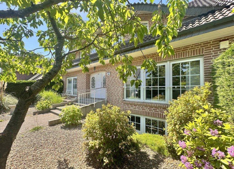 Sch�ner Einblick M�nchengladbach / Mennrath Erdgeschosswohnung RESERVIERT**Wohnung mit echtem HAUScharakter, XXL-Garage und sonnigem S�dgarten in Mennrath**