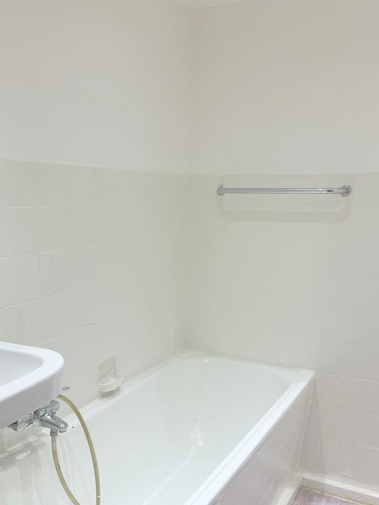 Bad mit Wanne OG Mehrfamilienhaus M�nchengladbach