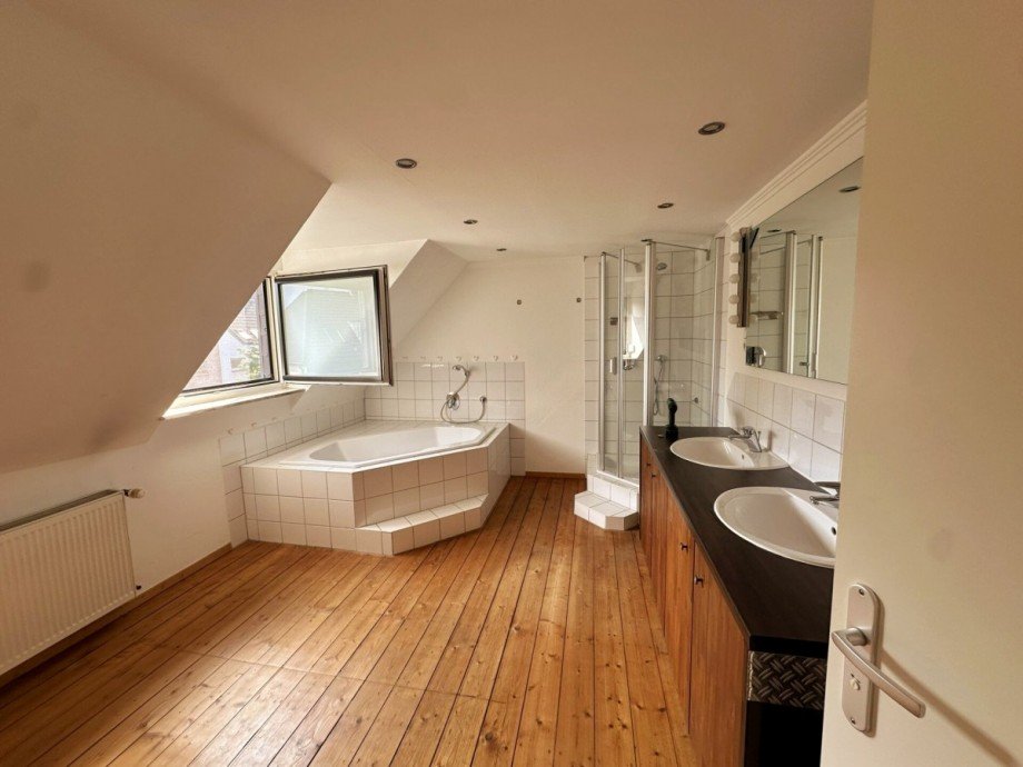 Badezimmer 2.OG Reihenmittelhaus M�nchengladbach