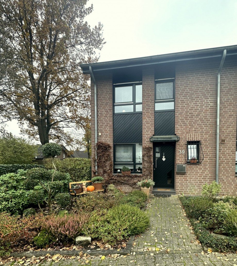 Frontansicht im Herbst Reihenendhaus M�nchengladbach