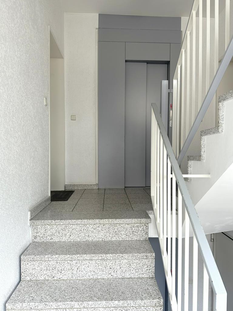 Hausflur und Aufzug Erdgeschosswohnung M�nchengladbach