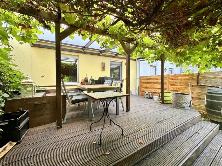 Aussicht von Pergola auf Terrasse Reihenmittelhaus M�nchengladbach
