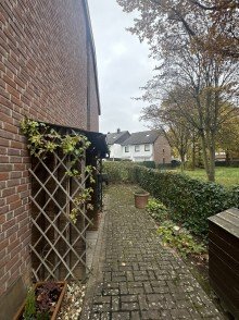 Weg seitlich vom Haus *R E S E R V I E R T ! ! 1 FH-mit Garten, EB-K�che, Carport, Doppelgarage u.v.m. in MG-Hockstein!*